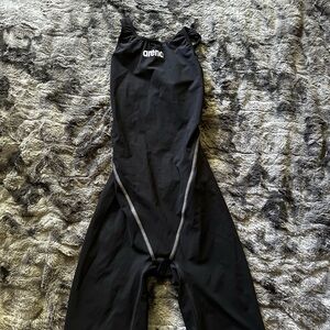 ARENA Tech Swim Suit